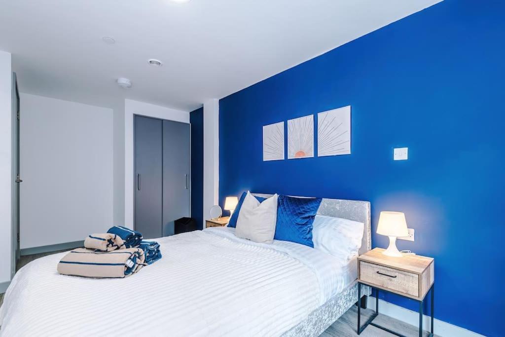 Stylish Apartment, Sleeps 4, Pool Table, Available For Long Term Liverpool