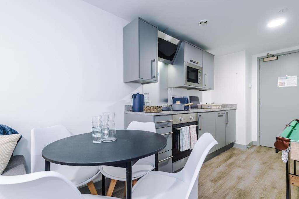Apartment Stylish Apartment, Sleeps 4, Pool Table, Available For Long Term *