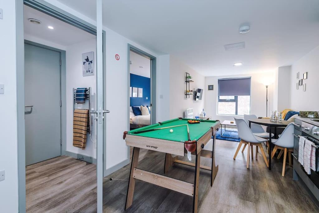 Stylish Apartment, Sleeps 4, Pool Table, Available For Long Term