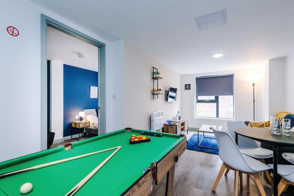 Stylish Apartment, Sleeps 4, Pool Table, Available For Long Term *