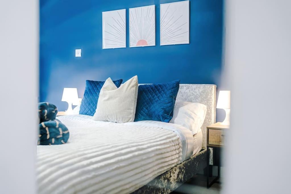 Stylish Apartment, Sleeps 4, Pool Table, Available For Long Term Apartment *