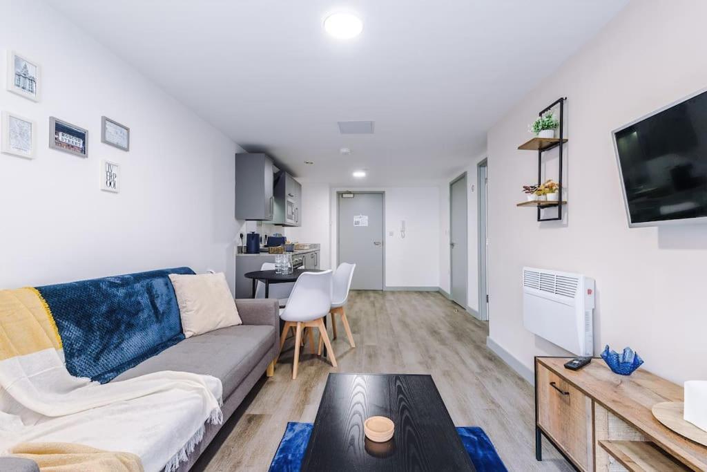 Stylish Apartment, Sleeps 4, Pool Table, Available For Long Term * Liverpool