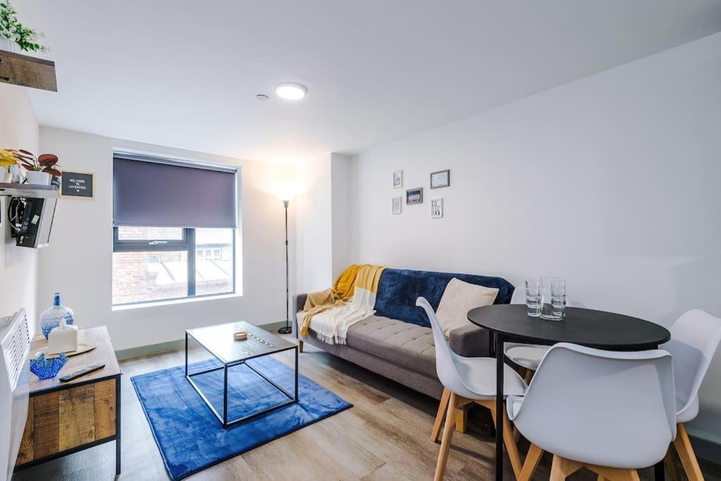 Stylish Apartment, Sleeps 4, Pool Table, Available For Long Term