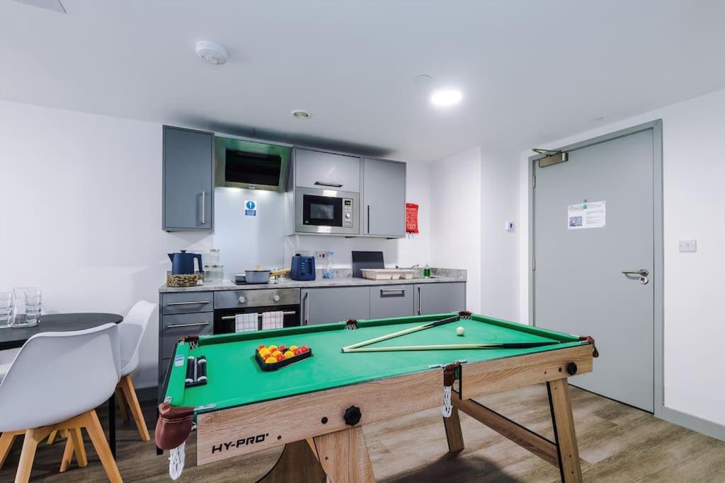 Apartment Stylish Apartment, Sleeps 4, Pool Table, Available For Long Term