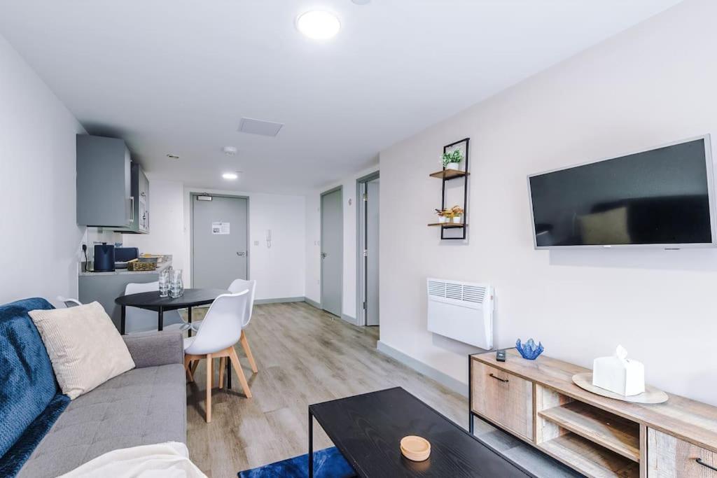 Stylish Apartment, Sleeps 4, Pool Table, Available For Long Term *