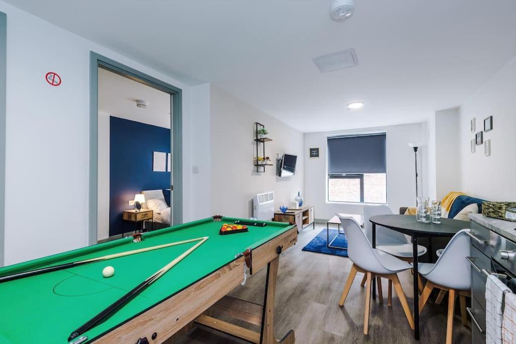 Stylish Apartment, Sleeps 4, Pool Table, Available For Long Term Liverpool