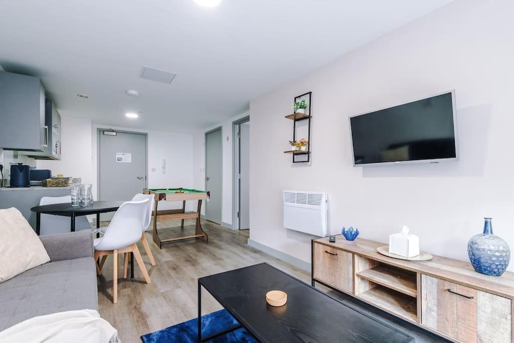 Stylish Apartment, Sleeps 4, Pool Table, Available For Long Term * Liverpool