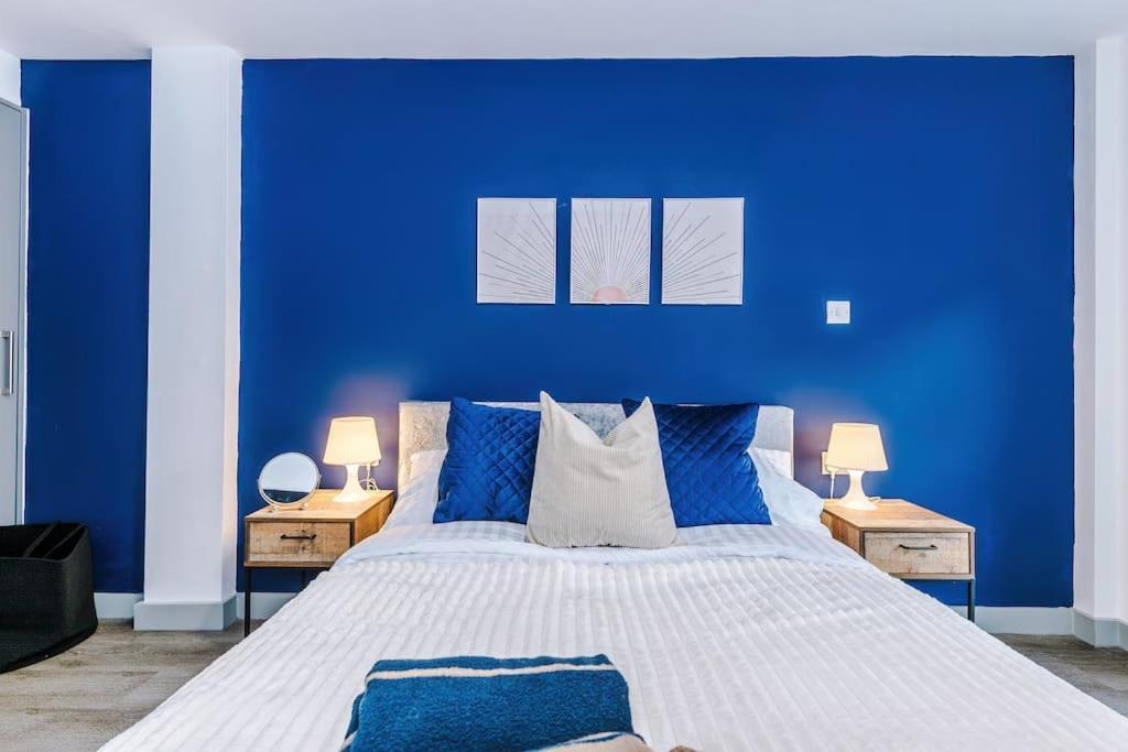 Apartment Stylish Apartment, Sleeps 4, Pool Table, Available For Long Term