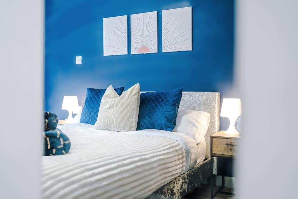 Stylish Apartment, Sleeps 4, Pool Table, Available For Long Term Apartment Liverpool