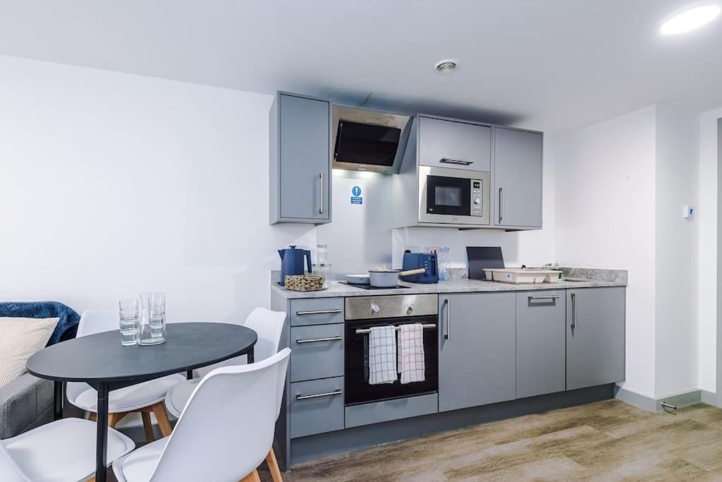 Apartment Stylish Apartment, Sleeps 4, Pool Table, Available For Long Term *
