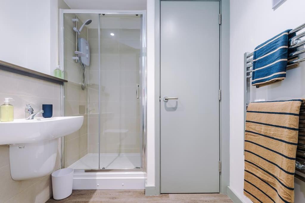 Apartment Stylish Apartment, Sleeps 4, Pool Table, Available For Long Term Liverpool