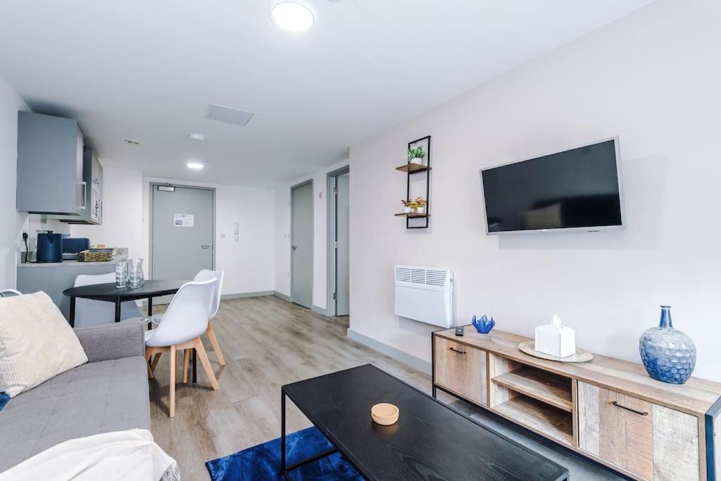 Apartment Stylish Apartment, Sleeps 4, Pool Table, Available For Long Term