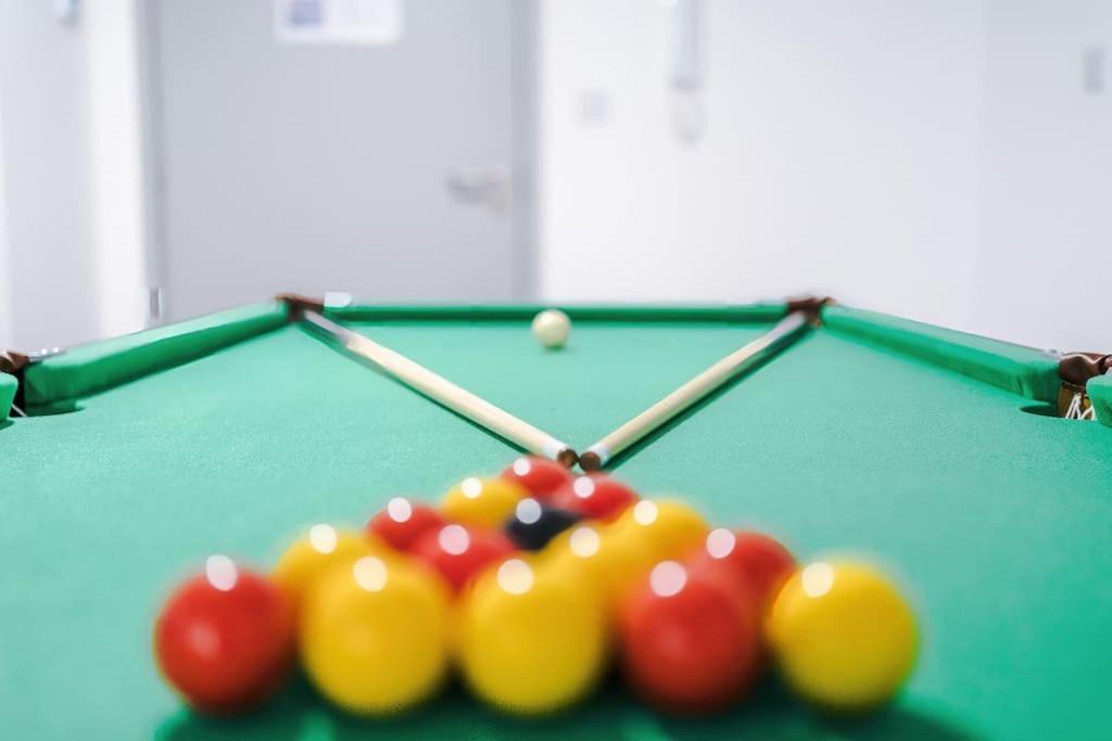 Apartment Stylish Apartment, Sleeps 4, Pool Table, Available For Long Term *