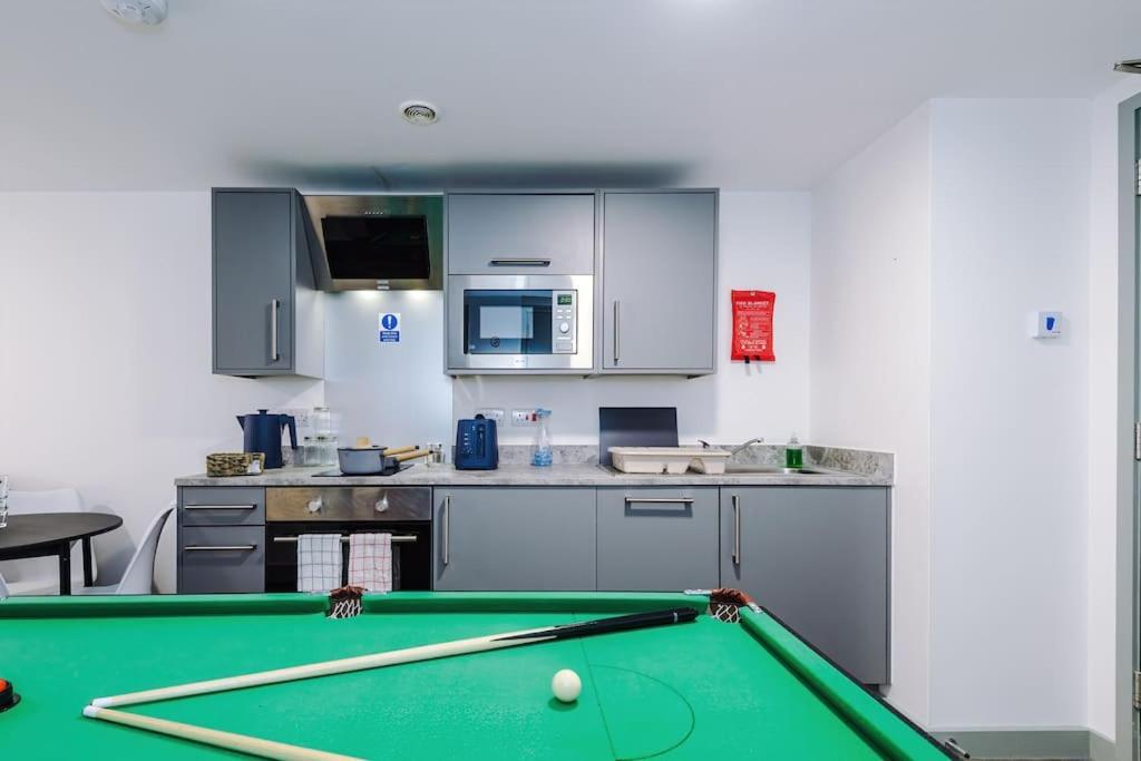 Stylish Apartment, Sleeps 4, Pool Table, Available For Long Term Apartment Liverpool