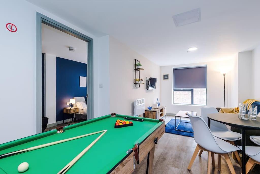 Stylish Apartment, Sleeps 4, Pool Table, Available For Long Term Apartment