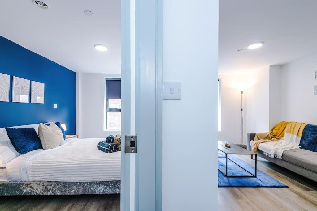 Stylish Apartment, Sleeps 4, Pool Table, Available For Long Term Liverpool