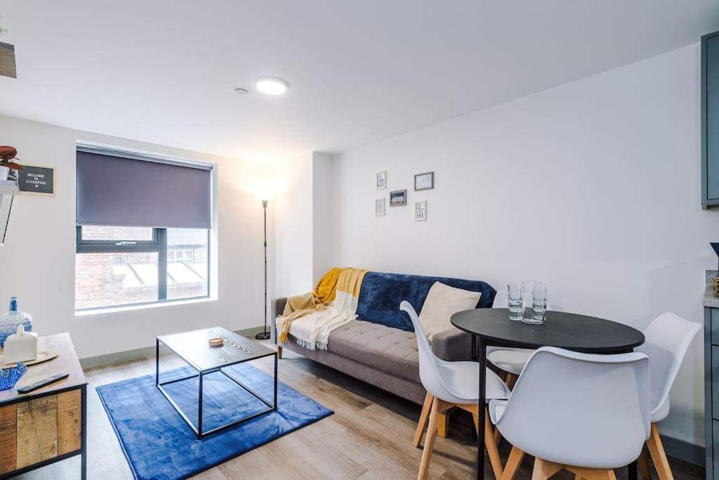 Stylish Apartment, Sleeps 4, Pool Table, Available For Long Term *